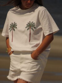 Tee-shirt blanc 100% coton, manches courtes, orné d'un motif évoquant des palmiers.