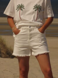 Short blanc en denim, ourlet effiloché, style estival et décontracté