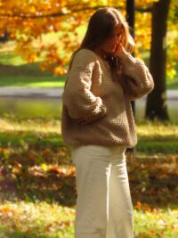 Pull cocooning couleur camel, idéal pour une ambiance chaleureuse et décontractée.