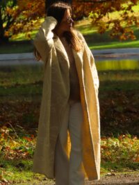 Manteau droit femme Prague, finition élégante et coupe structurée.