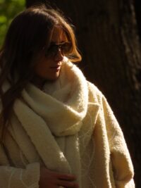 Écharpe blanche unie, maille légère, finition épurée.