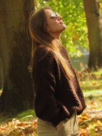 Pull femme oversized, teinte chocolat, maille confortable et coupe relâchée.