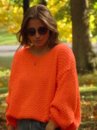 Pull orange femme à coupe ample, maille douce et légère.
