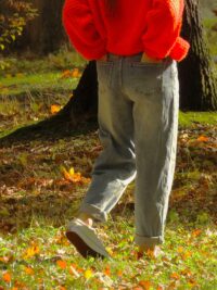 Jean mom balloon femme, effet délavé clair, coupe ample, style décontracté.